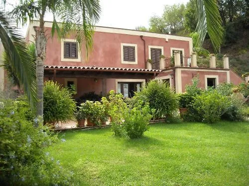 SantʼAgata di Militello Agriturismo Villa Luca בית חווה